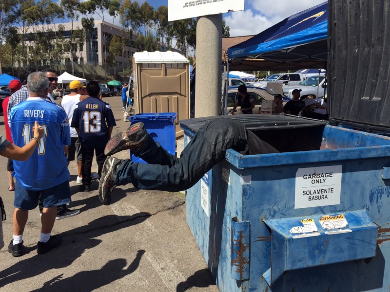 Qualcomm Stadium, San Diego, CA – A profi kukázó, vagy ahogy errefelé hívják őket “Dumpster Divers”. Szó szerint beugrott az illető…